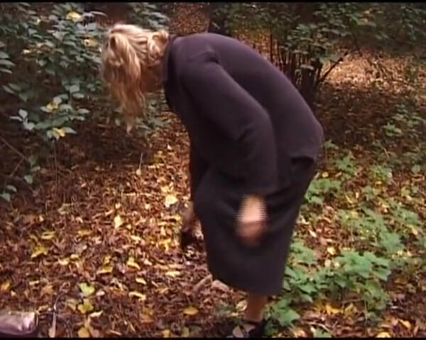 Deutsche Camgirls: Schattige tiener uit Duitsland masturbeert op casting buitenshuis