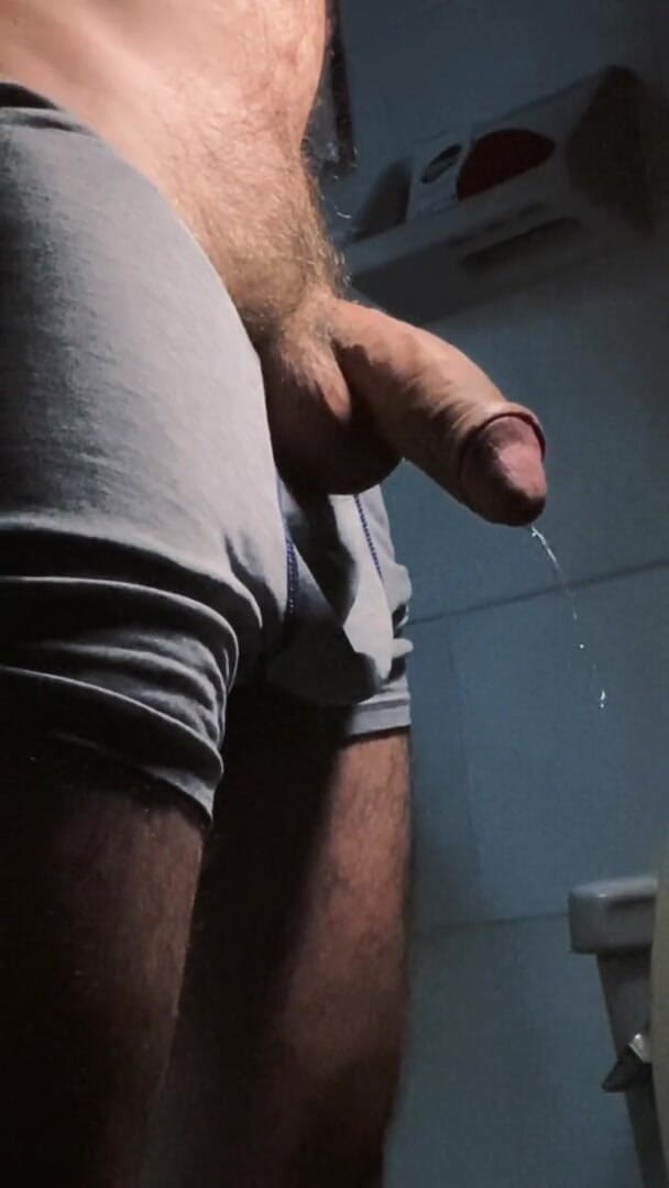 Latin mature king: Macho-mann uriniert mit seinem großen schwanz