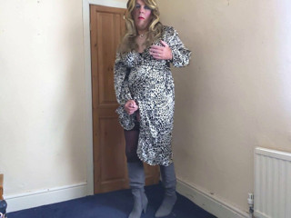 Sarahsatinslut: Satin Wrap Dress Gives easy Access