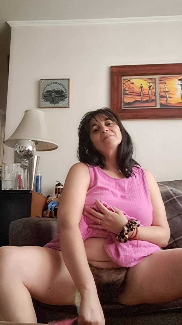 Mommy big hairy pussy: 털이 무성한 보지 배다른 아들을 보여주는 핫한 새엄마