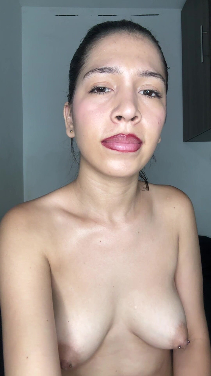 Emilyvegg: Venez voir comment j’essaye de fourrer le gode dans mon...