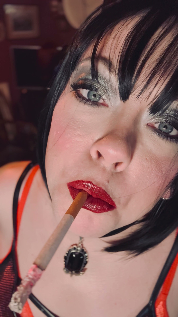 Tina Snua: Sigara içen sahibe Tina Snua Chain file eldivenlerle 2 süper sigara...