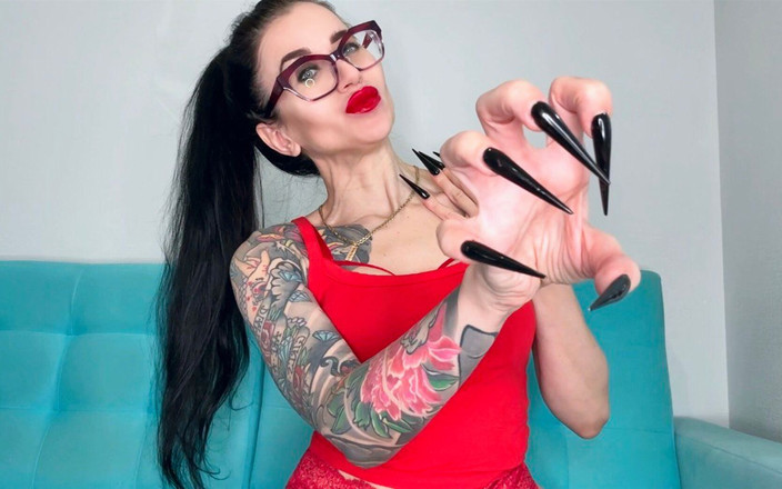 Julia domaina: Černé dlouhé nehty, ostré jehlové podpatky, sání dlouhých prstů, honění...