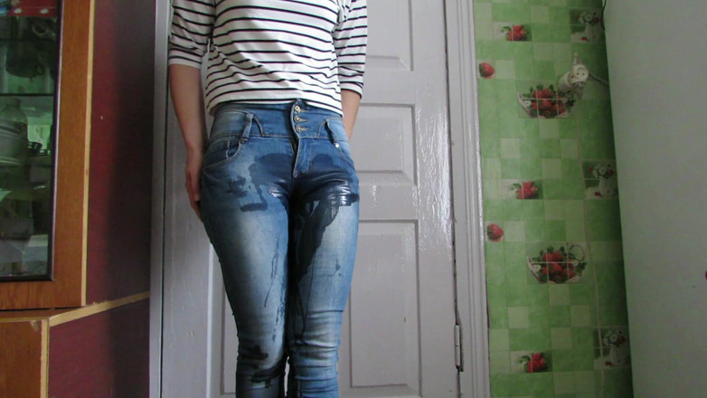 SexyAnka: Ini untukmu. Jilat kakiku dong.