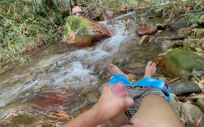 SOFIAYRIKY: Fut tare o străină în pădure în timp ce mă urmărește din...