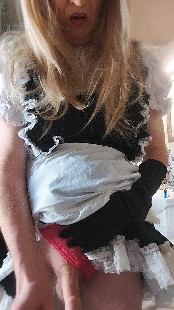 Cindy Belfast: いたずらなシシーメイドが勤務中に射精する