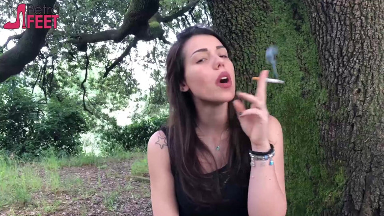 Smokin Fetish: Горячая тинка курит в парке