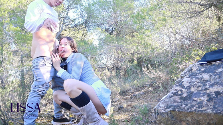Lissa Brown: 야외에서 섹스하고 오줌 싸기