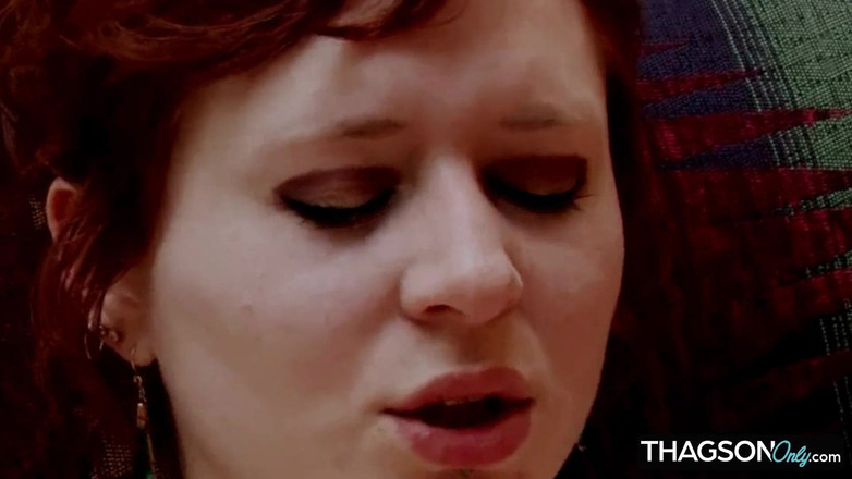 THAGSON ONLY: Dünnes schätzchen fingert ihre enge muschi bis zum orgasmus