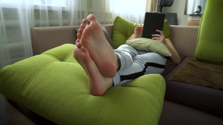 Teasecombo 4K: Quente menina provocando seus pés sexy real amador caseiro