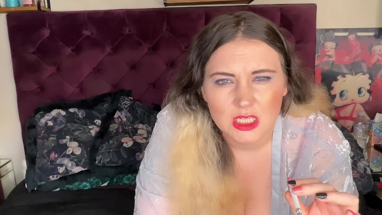 MissFFW: Kadın egemenliği iri güzel kadın sigara içerken yarağı sikiyor