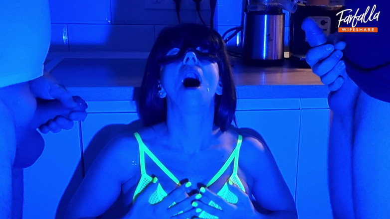 Farfalla wifeshare: Delade min fru med min bästa vän i neonljus avsnitt 4601