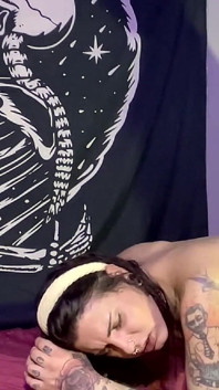 Trans Emma Ink en lindo pijama, mamada y anal