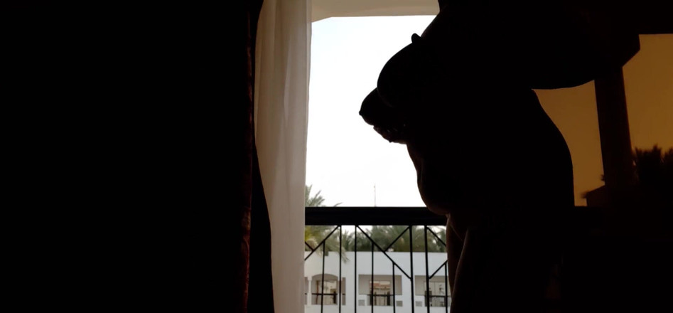 MariaOld: ग्रैनी के विशाल स्तन खिड़की से छेड़ना