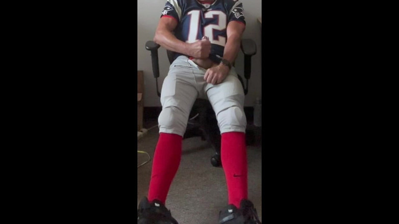 JockDad87: Jockdad87穿着他的足球制服撸撸并射精