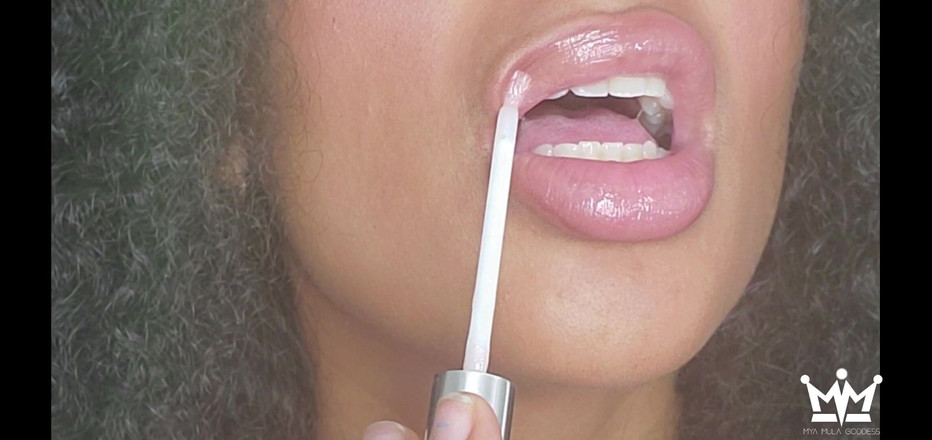 Mya Mula Goddess: Dudaklarımı sevmiyor musun?