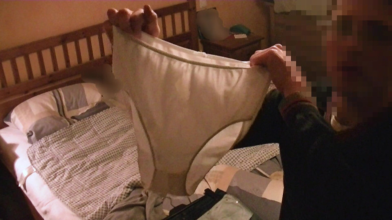 Mark Hannes: Seluar dalam katil (dari ibu tiri tua 52 tahun) melancap dengan bonggol