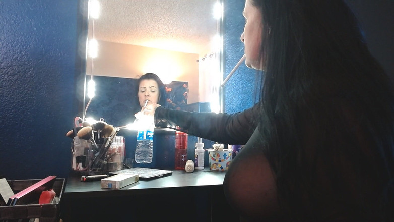 Abby Anna: Dangling Long Virginia Slims 120 cigareta