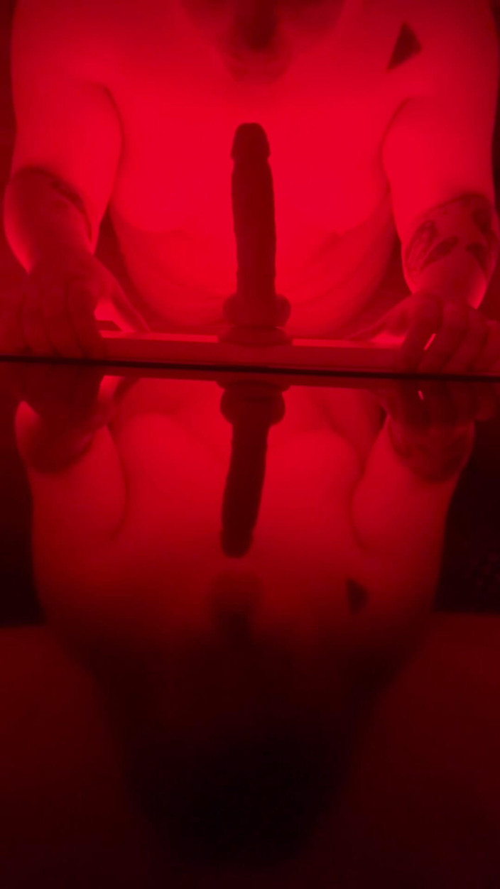 Quinnicide: Tante semok kulit putih lagi asik nyepong kontol pakai dildo...