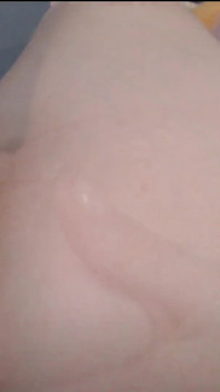 Schlankes teenie-mädchen dehnt ihr arschloch mit einem dildo