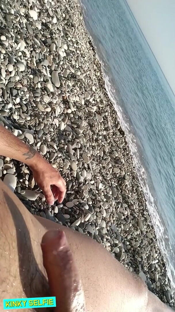 Sasha Bikeyeva: Kinky selfie - echt amateur kinky nudistenpaar op het strand