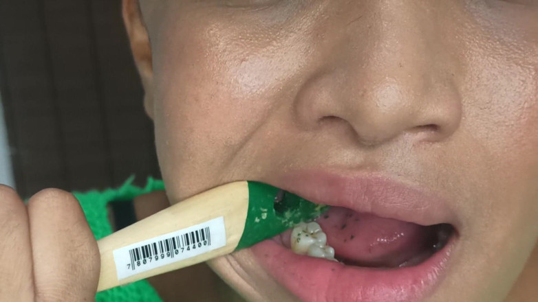 Xamy_97: fetish to bite a wooden brush