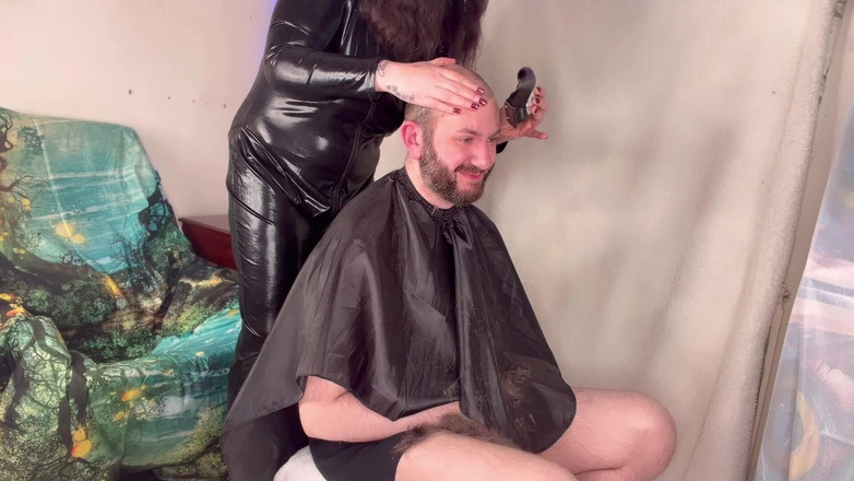 MissFFW: Hoa hậu ffw cạo lông đầu như forfeit