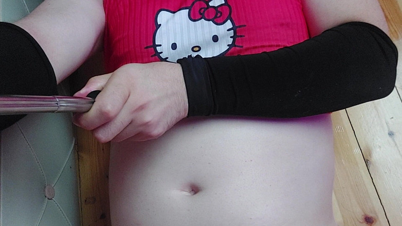 Kitty_Cross: 太ももの高さのからかい、女装者はきらめく滑らかな体の上で手を滑らせます