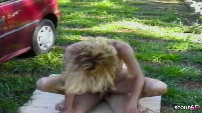 Shemale TS Collection: 金发苗条人妖在户外的车里被肛交