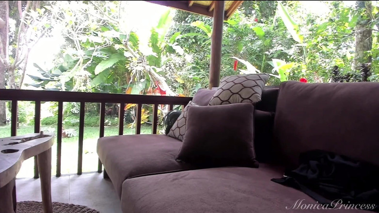 Princess Monica: videochamada, adoração da deusa em biquíni, fetiche por pés