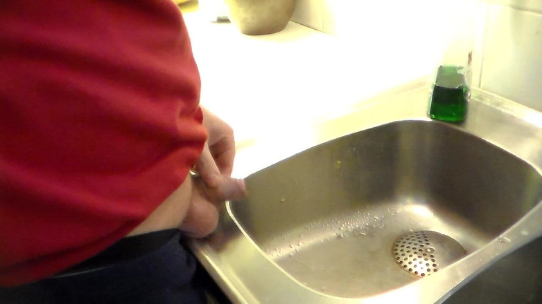 Sex hub male: Джон писяє в кухонну раковину