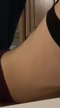 Ragazzo giovane scopa una ragazza per la prima volta - video amatoriale fatto in casa / archivio