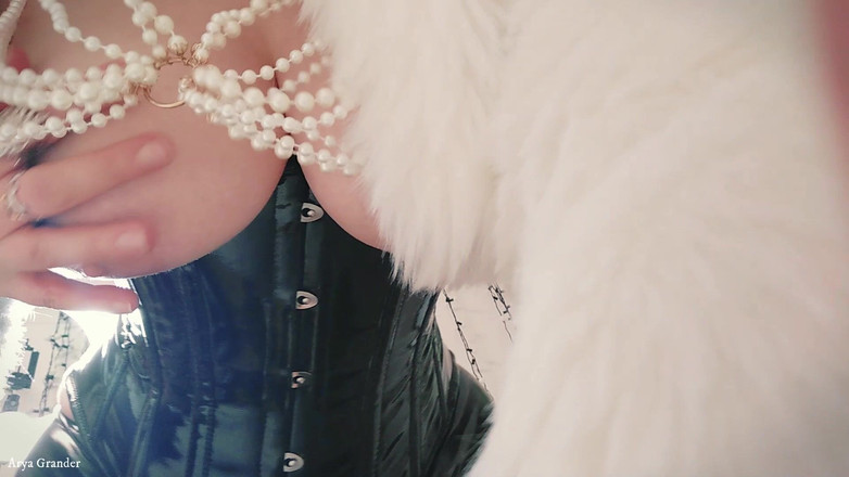 Arya Grander: Video fetish della pelliccia bianca. JOI masturbazione istruzioni CEI mangia...