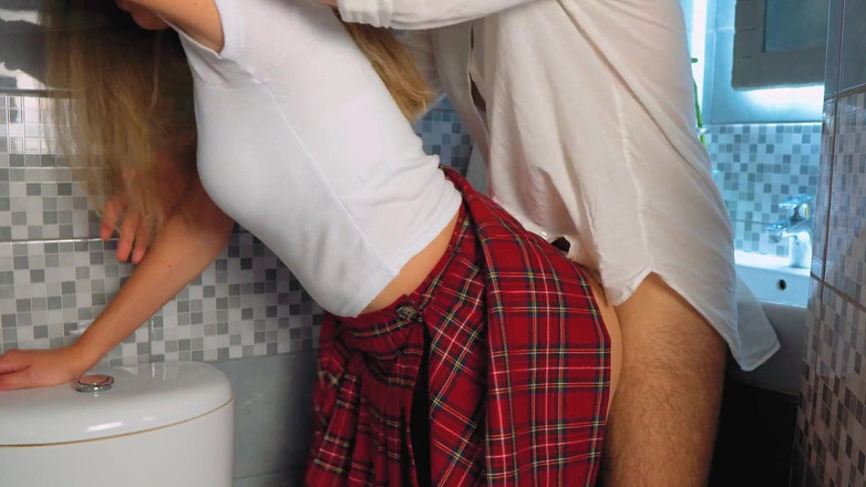 Rita_Solo: 교복을 입고 화장실에서 의붓여동생을 보고 바로 섹스하기로 결심한 남자.4k