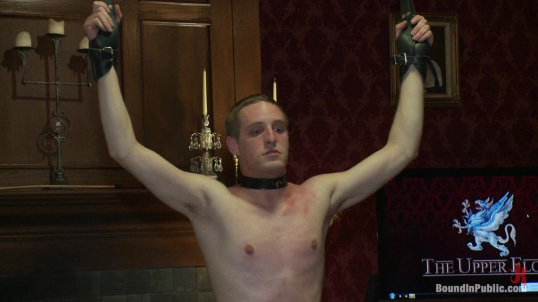 Bound in public: Grote pik slaaf wordt publiekelijk vernederd en betrapt op het...