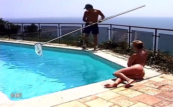 Hardcore Lovers: Milf smokes cigar outdoor