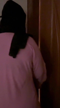 Burqa si cewek semok arab dengan bra hitam lagi asik masturbasi sambil bugil di kamar hotel