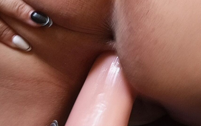 Fabimilf: 我找到了一根假阳具，毫不犹豫地用它自慰