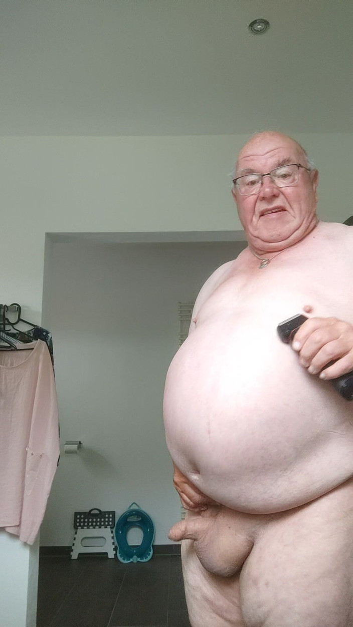 Karlchengeil: Shave cock and tits, wank and fart