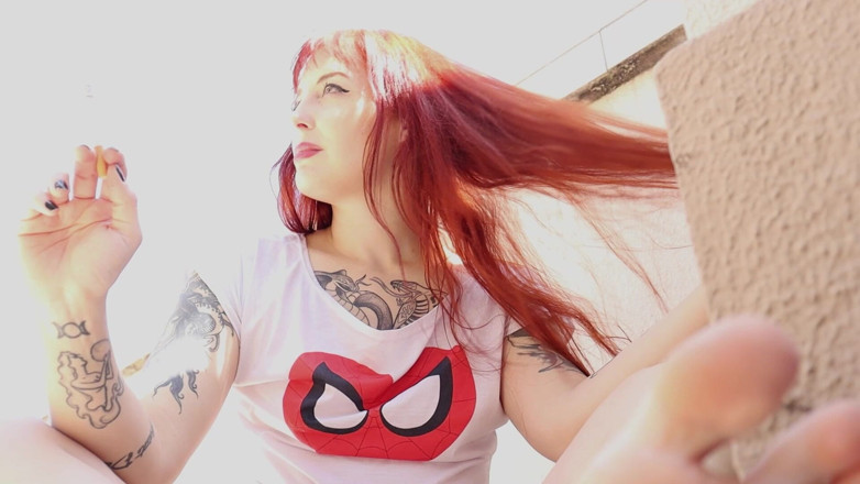 Mel Fire: Mary jane सिगरेट की राख के साथ अपने पैर गंदा करती है