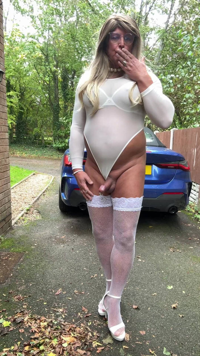 Kellycd2022: セクシーなクロスドレッサー Kellycd2022 白いセクシーボディスーツとフィッシュネット