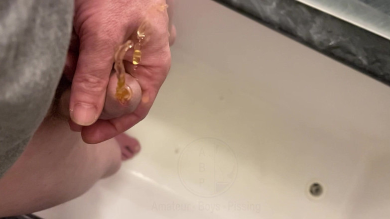 AmateurBoysPissing: Ragazzo Che Piscia, Con Primo Piano E Di Buona Qualità...