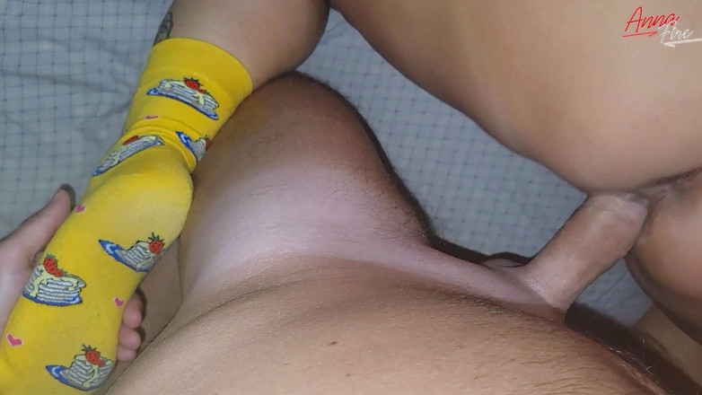 Anna Fire: Ngentot ibu tiri dengan kaus kaki kuning waktu ayah tiri...