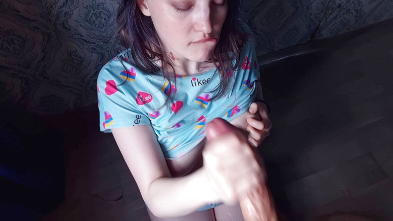 Vaisiti7: 继妹偷偷地从她的父母那里吮吸了她继兄弟的鸡巴