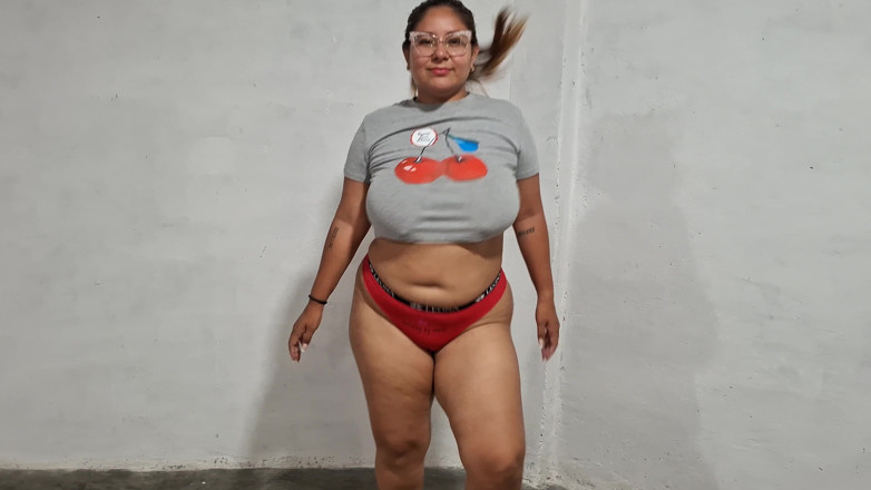 SugarPose: Latina mit großem busen hüpft in ihrer unterwäsche herum