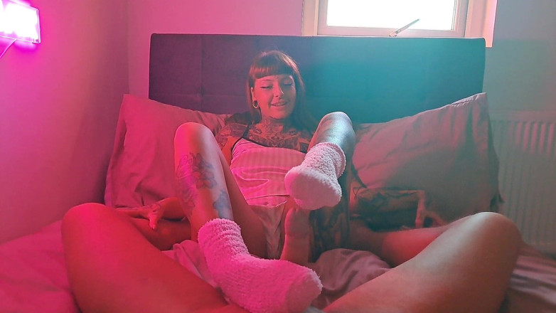 Only Owain: Sockjob berbulu merah jambu berakhir dengan pancutan mani di stoking
