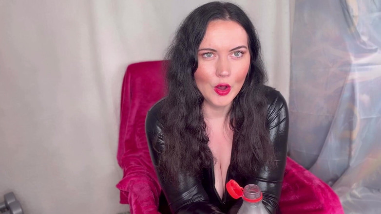 MissFFW: Miss Ffw geniet van een fles cola &amp; burping