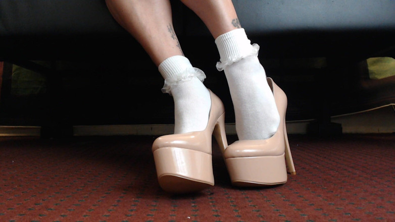 Abby Anna: Gioca con le scarpe a tacco nudo immergersi