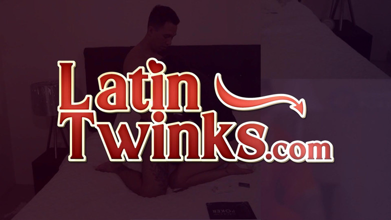 Latin Twinks: Maxou atrapó a Felipe masturbándose y le dio una mamada...