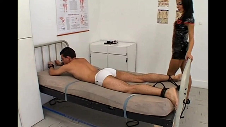 TRANS-ATLANTIC: Massaggio al culo da una trans